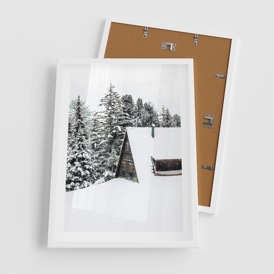 Plakat w ramie 50x70 - Zimowy Urok - śnieg, domek w górach - rama biała