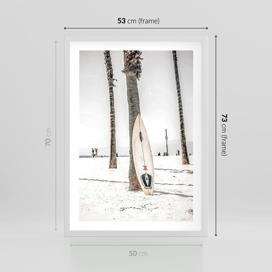 Plakat w ramie 50x70 - Plażowy Relaks - deska surfingowa, oparta o palmę - rama biała