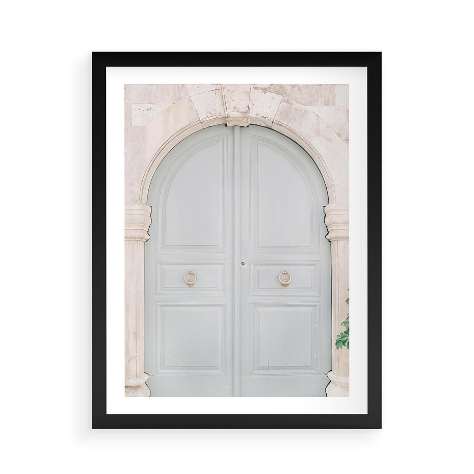 Plakat w ramie 50x70 - Błękitne Drzwi Kamienicy: Urok Historii - stare piękne drzwi do kamienicy, błękitne drzwi - rama czarna