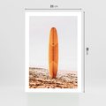 Plakat bez ramy 21x30 - Deska w Piasku: Gotowa na Fale - plaża, pomarańczowa deska surfingowa wbita w piasek