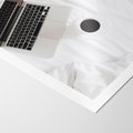 Plakat bez ramy 50x70 - Relaks w Łóżku: Kawa i Laptop w Pościeli - komputer, na łóżku