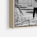 Obraz w ramie 80x120 - Wakacyjny Spacer - czarno białe zdjecie, plaża - rama drewno