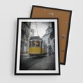Plakat w ramie 50x70 - Urok tramwajów Lizbony - tramwaj, Lizbona - rama czarna