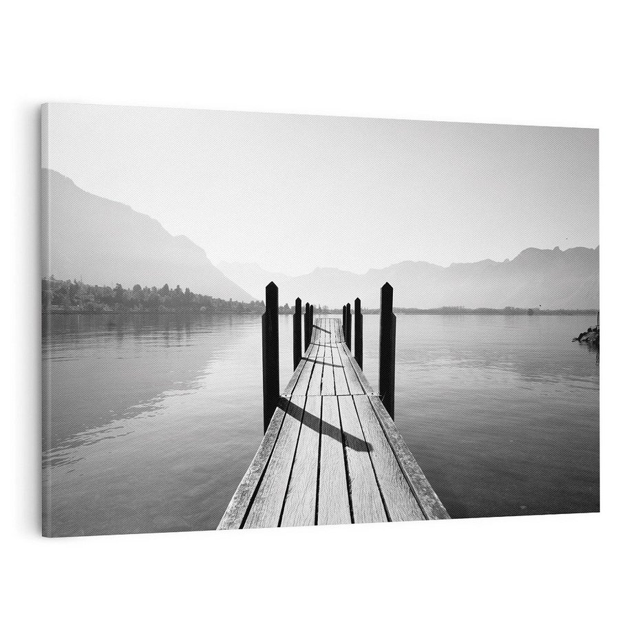 Obraz na płótnie 70x50 - Spokojna Przystań - czarno biała fotografia, drewniany pomost na jeziorze