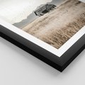 Plakat w ramie 40x50 - Wiejska Idylla - stary drewniany dom w polu suchej trawy, fotografia - rama czarna