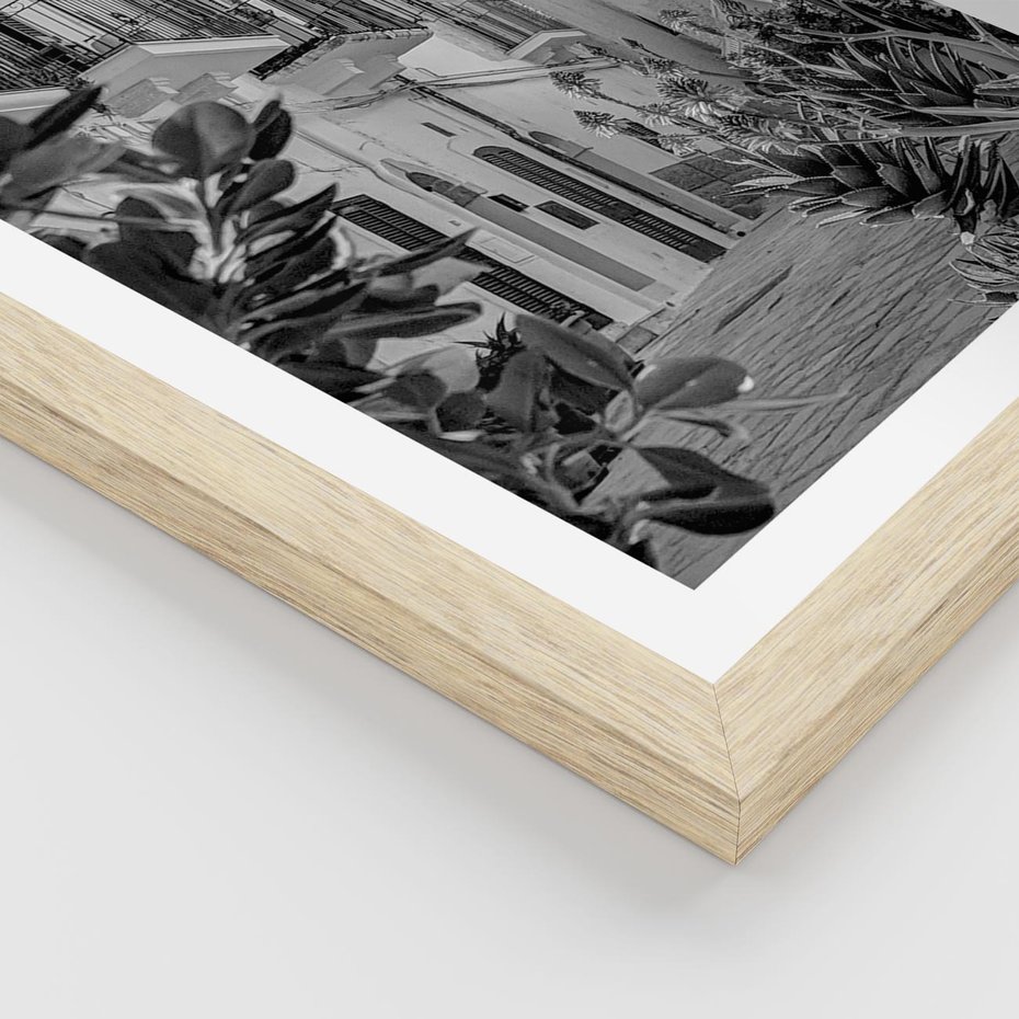 Plakat w ramie 30x40 - Nadmorska Uliczka - czarno białe zdjecie, uliczka w nadmorskim mieście - rama drewno