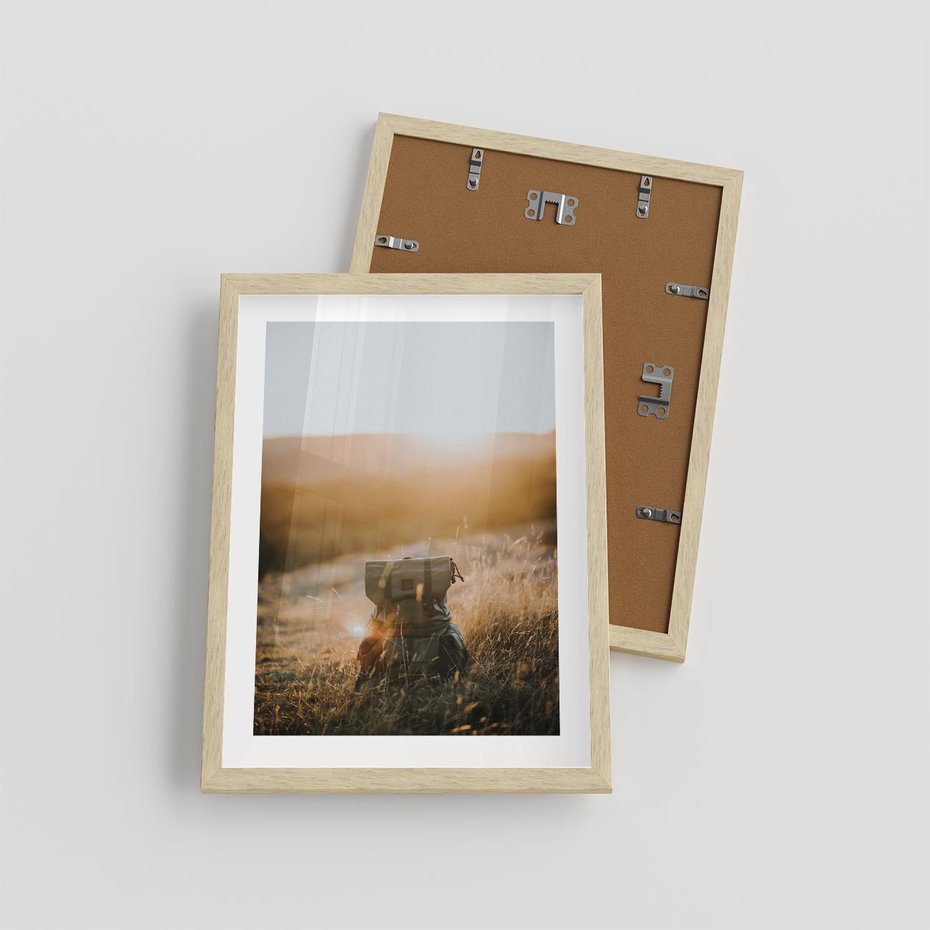 Plakat w ramie 30x40 - Podróżniczy bukiet na łące - plecak, podróż - rama drewno