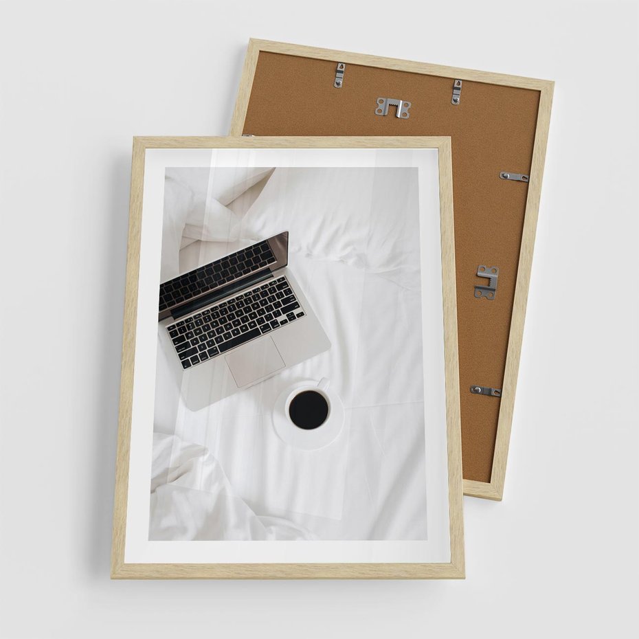 Plakat w ramie 50x70 - Relaks w Łóżku: Kawa i Laptop w Pościeli - komputer, na łóżku - rama drewno