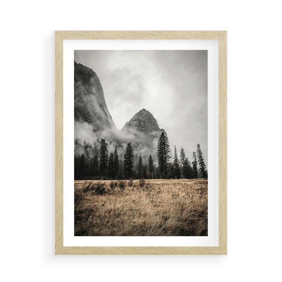 Plakat w ramie 50x70 - Mglisty Pejzaż Górski: Urok Niewidzialnośc - góry, krajobraz - rama drewno