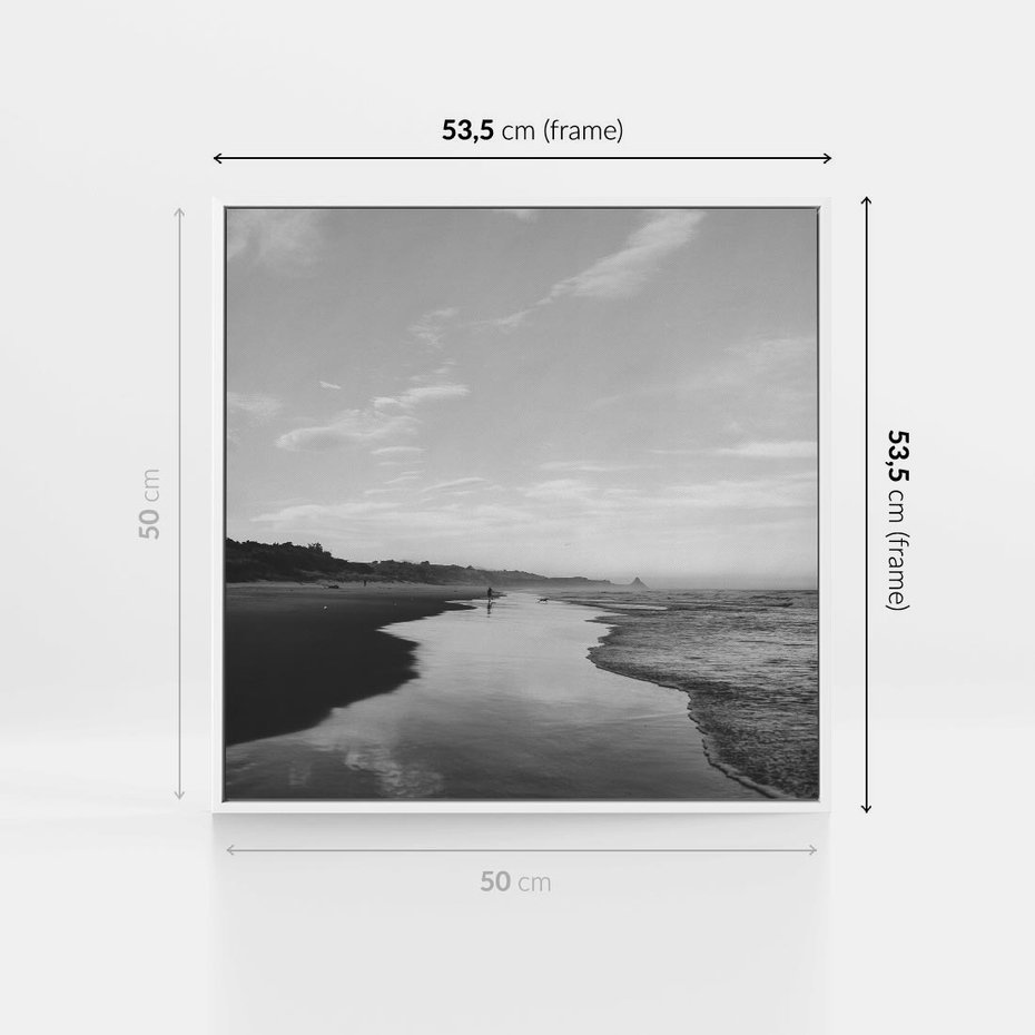 Obraz w ramie 50x50 - Nadmorska Melodia - czarno białe zdjęcie, plaża - rama biała