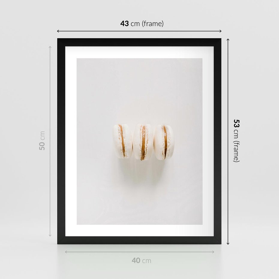 Plakat w ramie 40x50 - Delikatność w Bieli - białe ciateczka. makaroniki, minimalistyczne zdjęcie - rama czarna