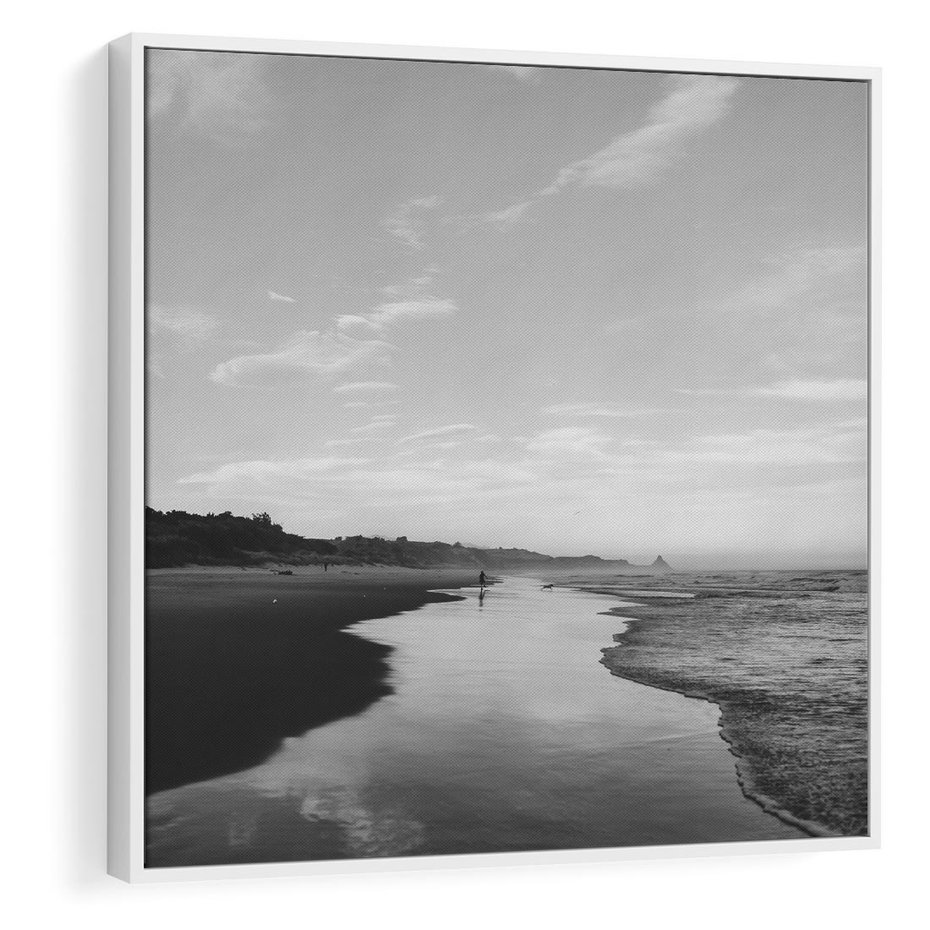 Obraz w ramie 50x50 - Nadmorska Melodia - czarno białe zdjęcie, plaża - rama biała