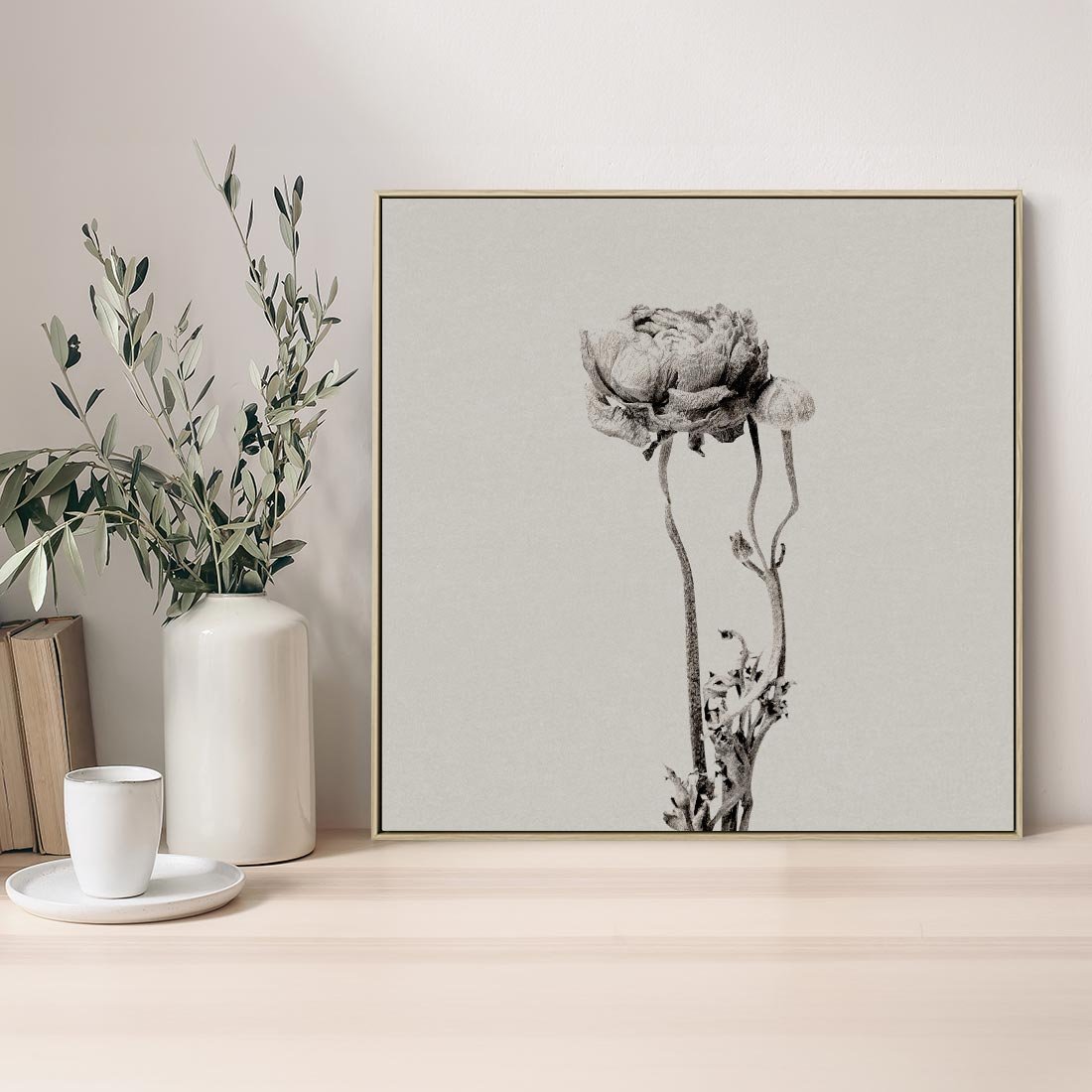 Obraz w ramie 50x50 - Kwiatowa Symfonia w Szarościach - czarno biała odbitka, jak fotografia - rama drewno