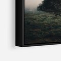 Obraz w ramie 50x50 - Zamglona Prostota - artystyczna fotografia, samotne drzewo na zamglonej łące - rama czarna