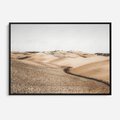 Obraz w ramie 70x50 - Refleksyjny taniec myśli - pustynny krajobraz, odcienie sepii - rama czarna