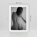 Plakat w ramie 50x70 - Piękno o Poranku - czarno biała fotografia, akt kobiecy - rama biała