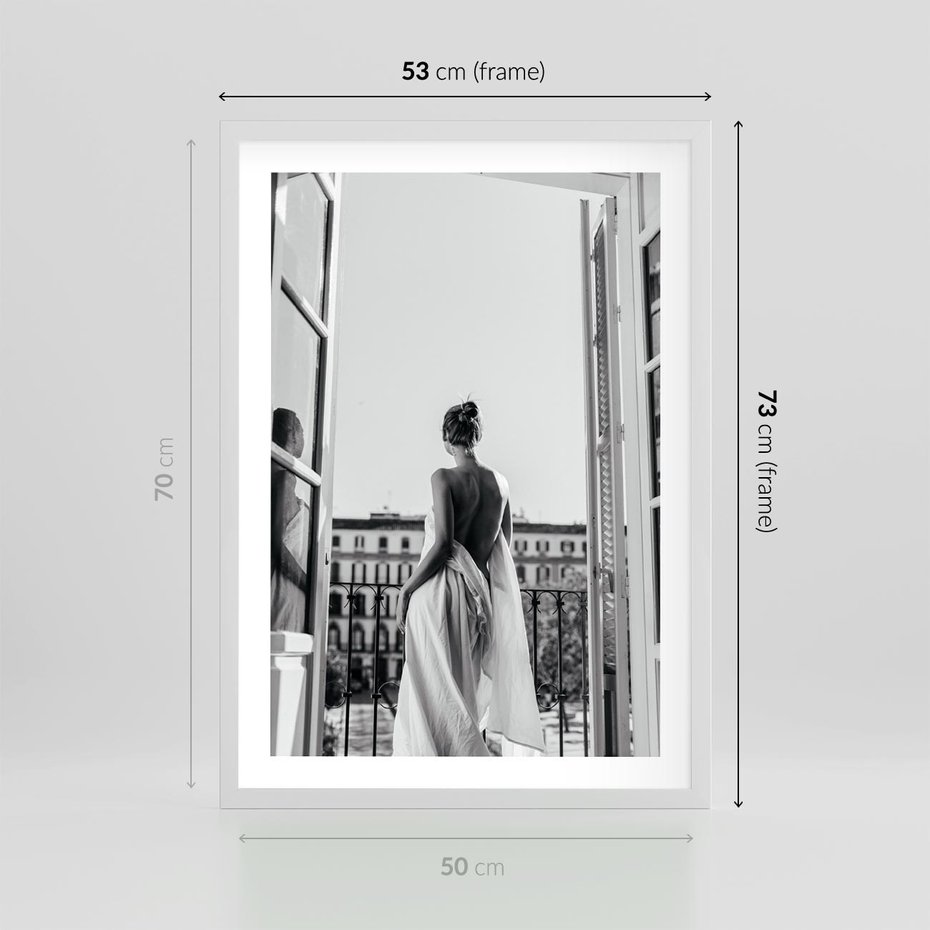 Plakat w ramie 50x70 - Poranki w Paryżu - czarno białe zdjęcie, kobieta w prześcieradle na balkonie - rama biała