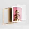 Plakat w ramie 40x50 - Złote Liście Monstery: Delikatność na Różowym Tle - złote liście monstery, różowe tło - rama drewno