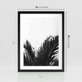 Plakat w ramie 30x40 - Tropikalna Uroda w Czerni i Bieli - fotografia czarno biała, liście palmy - rama czarna