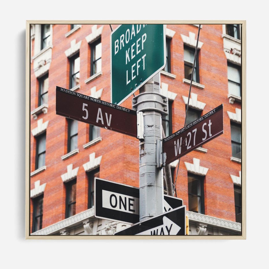 Obraz w ramie 50x50 - Namiastka wielkiego miasta - Nowy Jork, drogowskaz - rama drewno