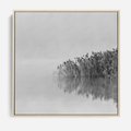 Obraz w ramie 50x50 - Mglisty Brzeg Jeziora - czarno białe zdjęcie, zamglone jezioro - rama drewno