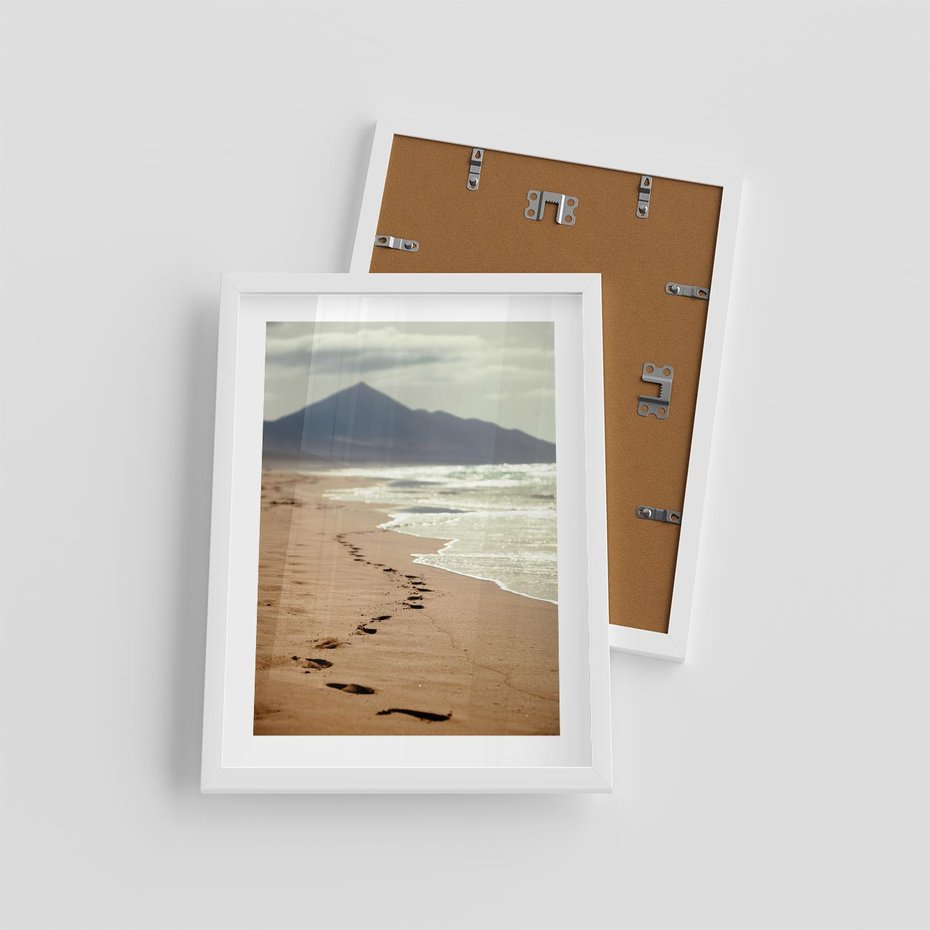 Plakat w ramie 30x40 - Ślady stóp na plaży - plaża, ślady - rama biała