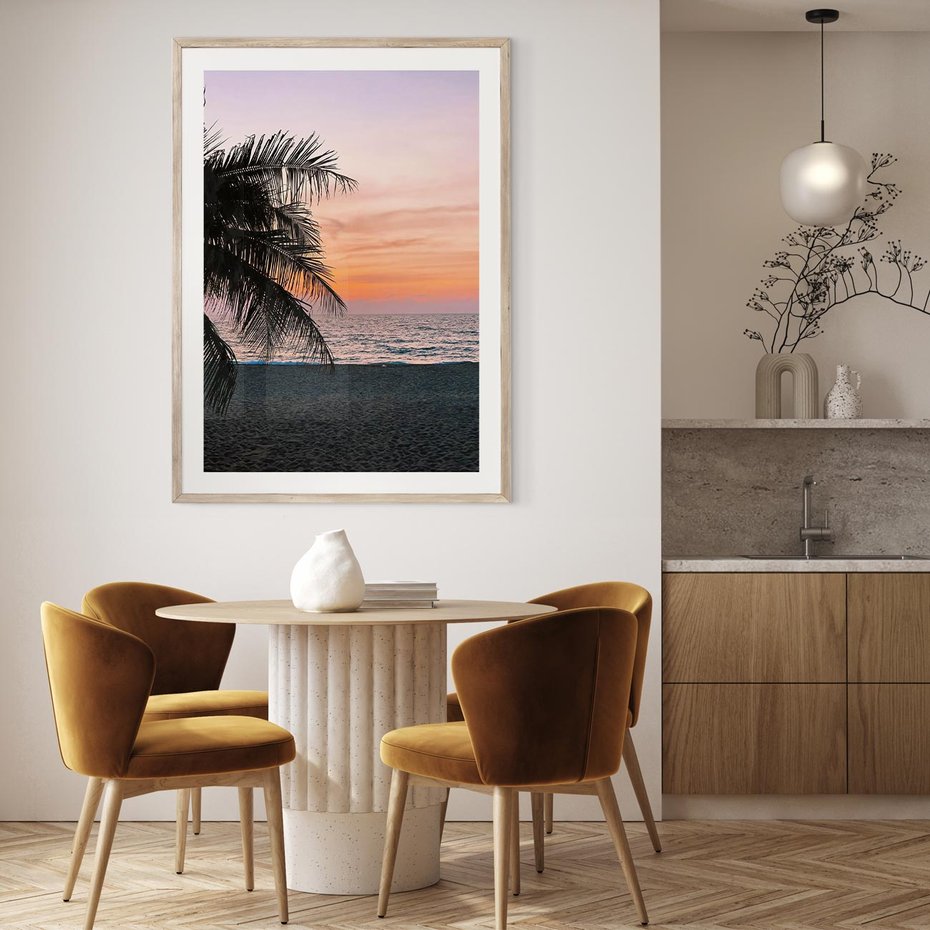 Plakat w ramie 30x40 - Tropikalny Zachód Słońca: Piękno Palmy - palma, nad morzem - rama drewno