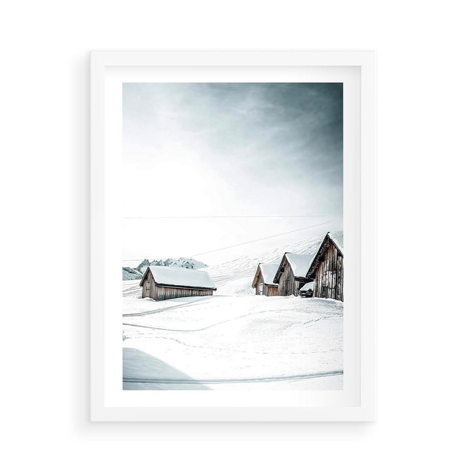 Plakat w ramie 50x70 - Zima w Domkach: Urok Śnieżnej Scenerii - domki w śnieżnym krajobrazie - rama biała