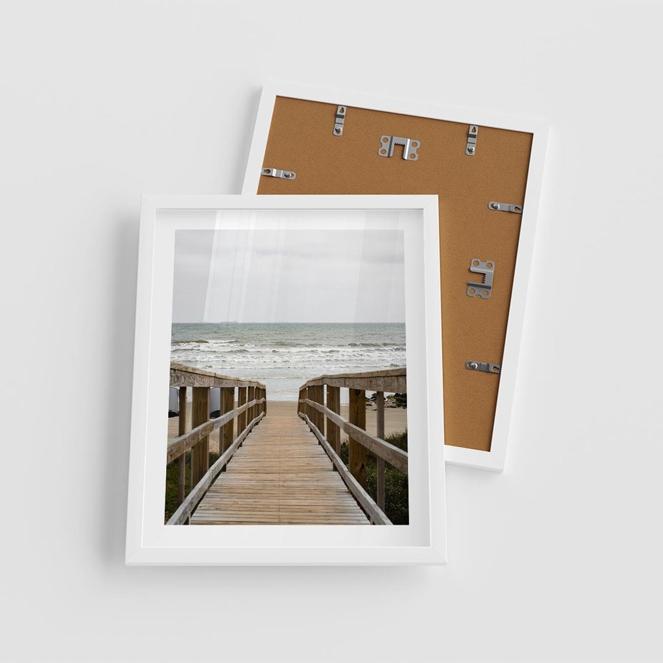 Plakat w ramie 40x50 - Morze i drewniany pomost - morze, pomost - rama biała