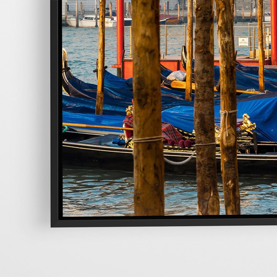 Obraz w ramie 50x70 - Urok Wenecji - fotografia, przystań w Wenecji - rama czarna