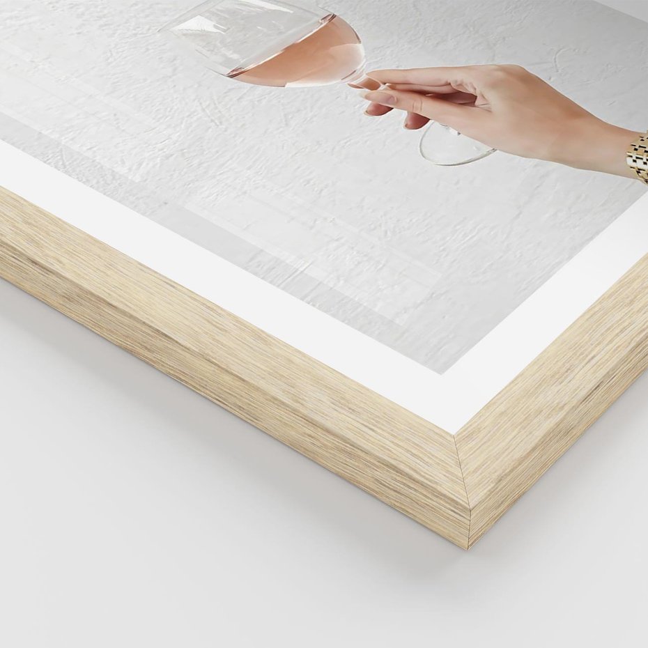 Plakat w ramie 40x50 - Kobieca Dłoń i Różowe Wino - kieliszek różowego wina, kobieca dłoń - rama drewno