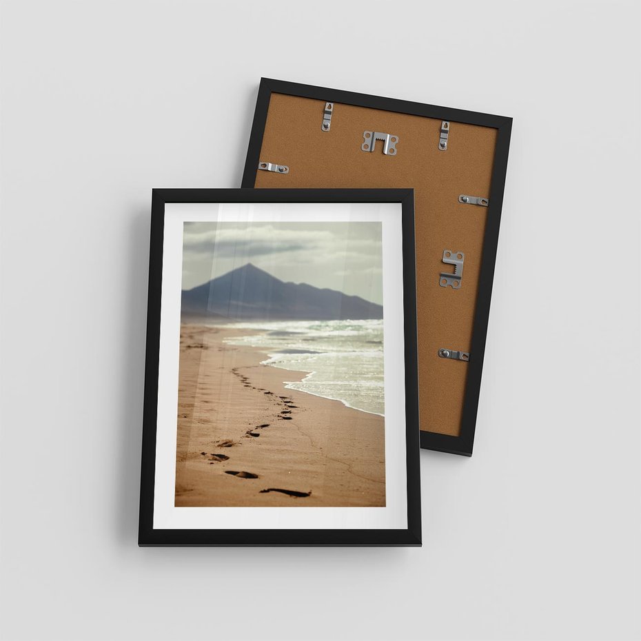 Plakat w ramie 30x40 - Ślady stóp na plaży - plaża, ślady - rama czarna