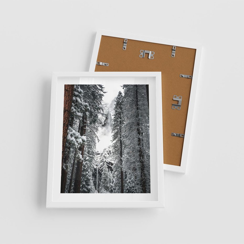 Plakat w ramie 40x50 - Cicha Magia Zimowego Lasu - zimowy las, ośnieżone drzewa - rama biała