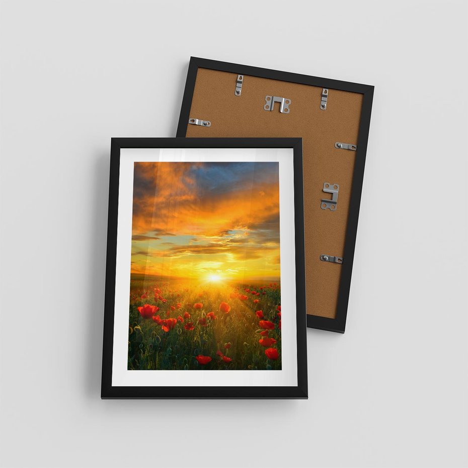 Plakat w ramie 30x40 - Magia zachodu słońca na łące z makami - łąka, zachód słońca - rama czarna