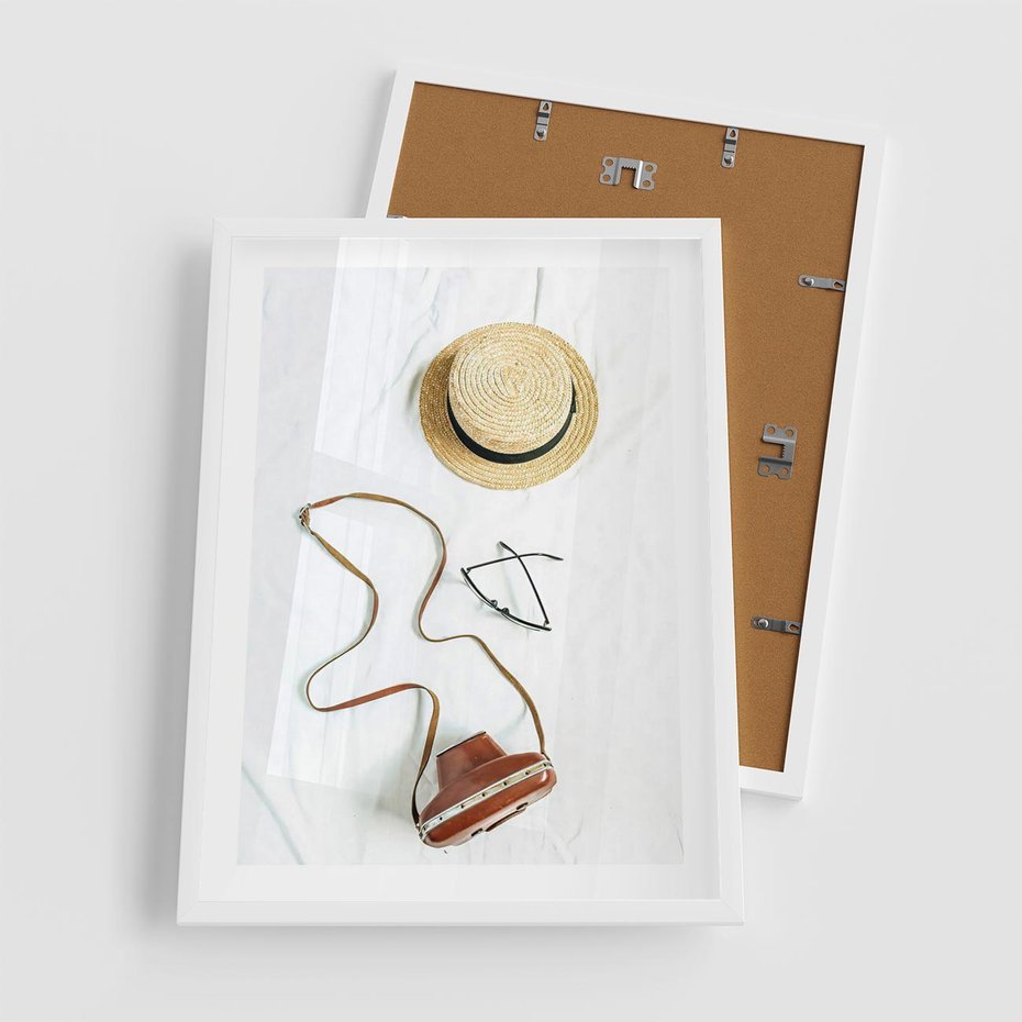 Plakat w ramie 50x70 - Artystyczna Dusza - boho kompozycja, kapelusz słomkowy - rama biała