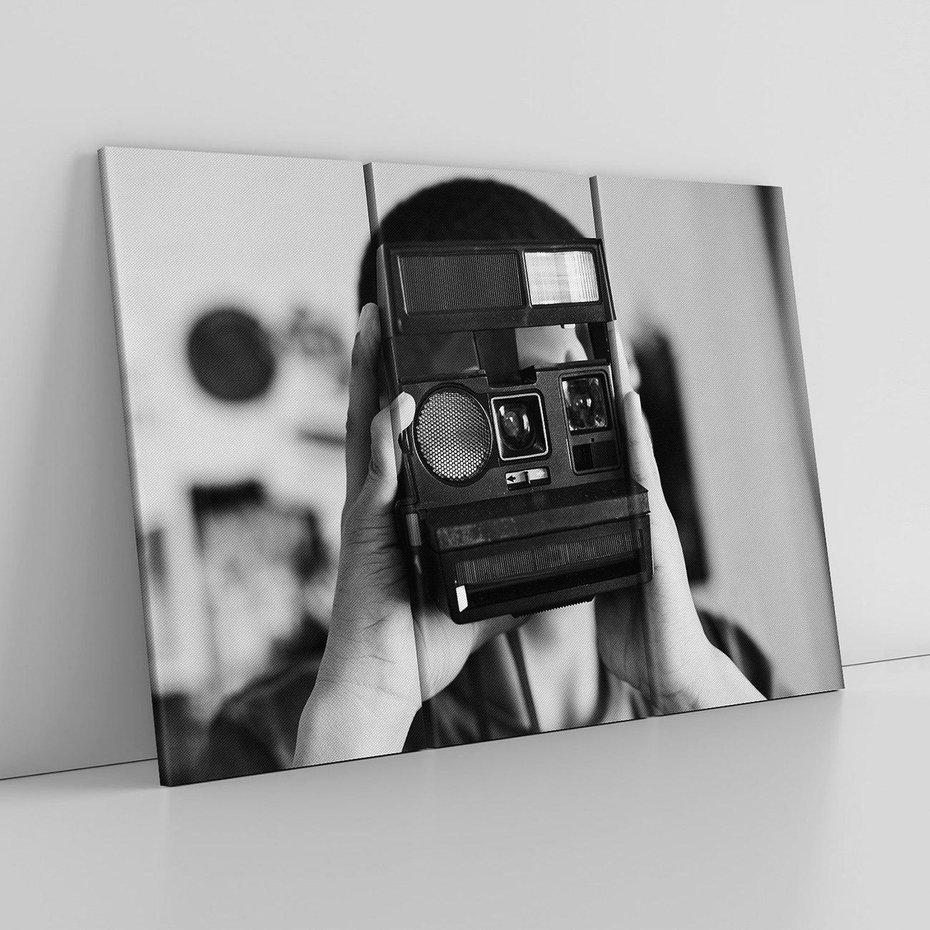 Obraz na płótnie 120x80 - Mężczyzna za Aparatem - czarno białe zdjęcie, portret