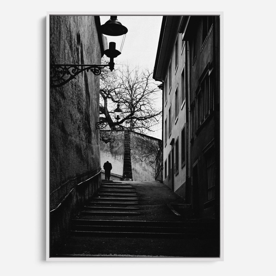 Obraz w ramie 80x120 - Ukryta Uliczka - czarno białe zdjęcie, schody - rama biała