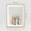 Plakat w ramie 40x50 - Elegancja Prostoty - ubrania, modowa fotografia - rama drewno