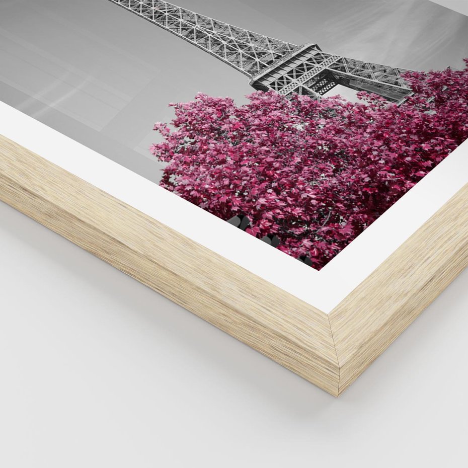 Plakat w ramie 40x50 - Różowy Paryż - czarno białe zdjęcie, wieża eiffla - rama drewno