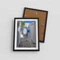 Plakat w ramie 30x40 - Uroki Santorini: Perspektywiczna Uliczka - uliczka, perspektywa - rama czarna