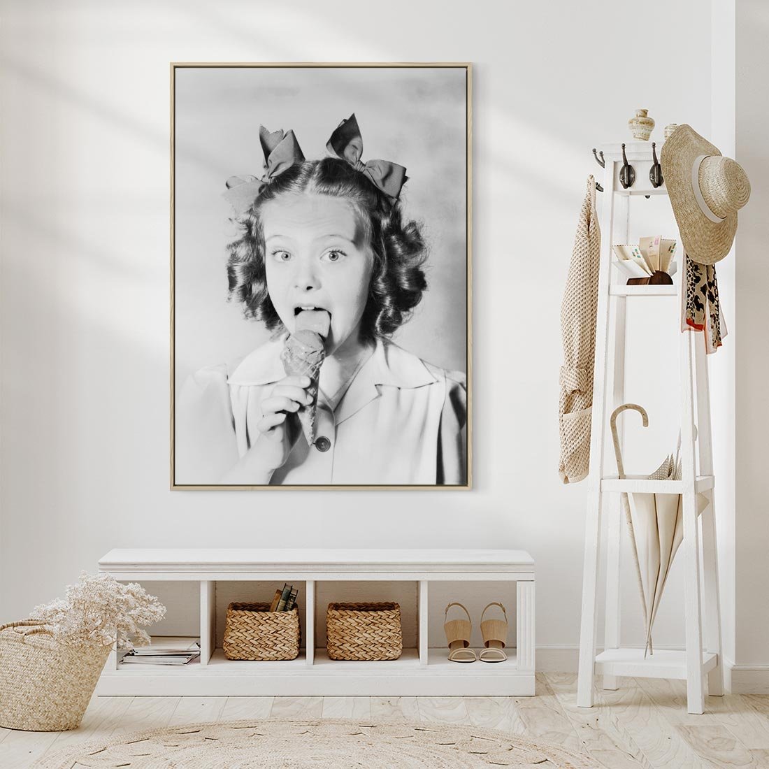 Obraz w ramie 80x120 - Pyszny Deser - retro zdjęcie, czarno białe - rama drewno