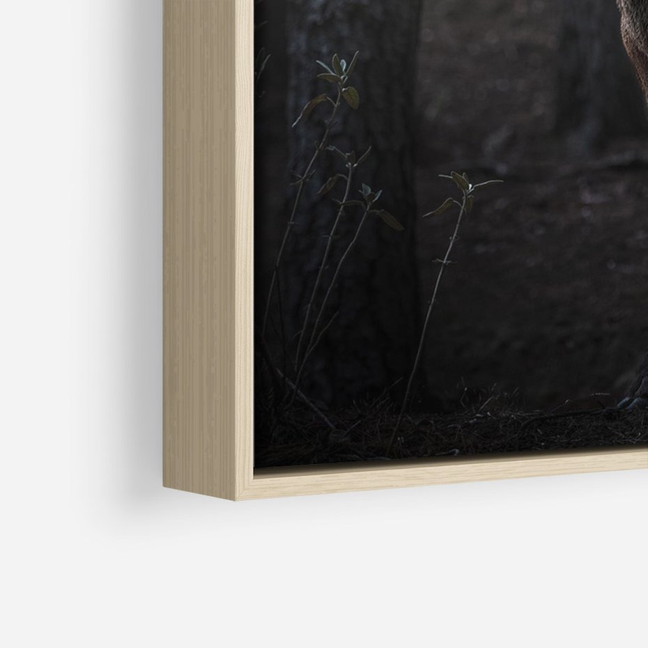 Obraz w ramie 80x120 - Jeleń wśród lasu - jeleń, las - rama drewno