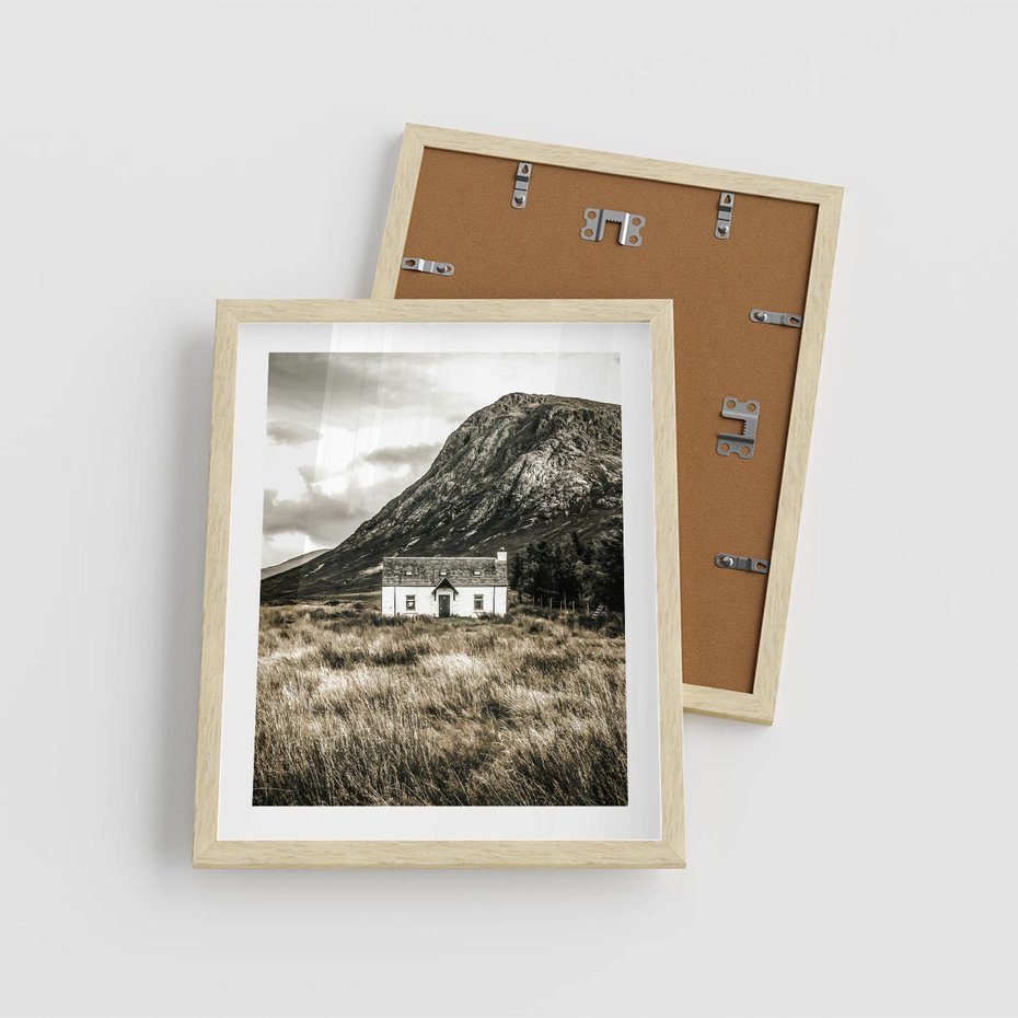 Plakat w ramie 40x50 - Biały Domek w Sepii: Wiejski Urok - domek w górach, kolory sepii - rama drewno