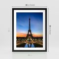 Plakat w ramie 40x50 - Wieża Eiffla w Innej Odsłonie - wieża, Eiffla - rama czarna