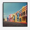 Obraz w ramie 50x50 - Ekspresja marzeń i tęsknot - pastelowe kolorowe budynki, wzdłuż ulicy - rama czarna