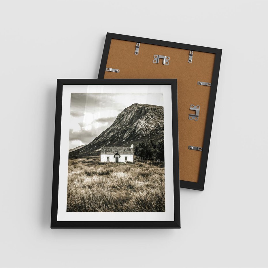 Plakat w ramie 40x50 - Biały Domek w Sepii: Wiejski Urok - domek w górach, kolory sepii - rama czarna