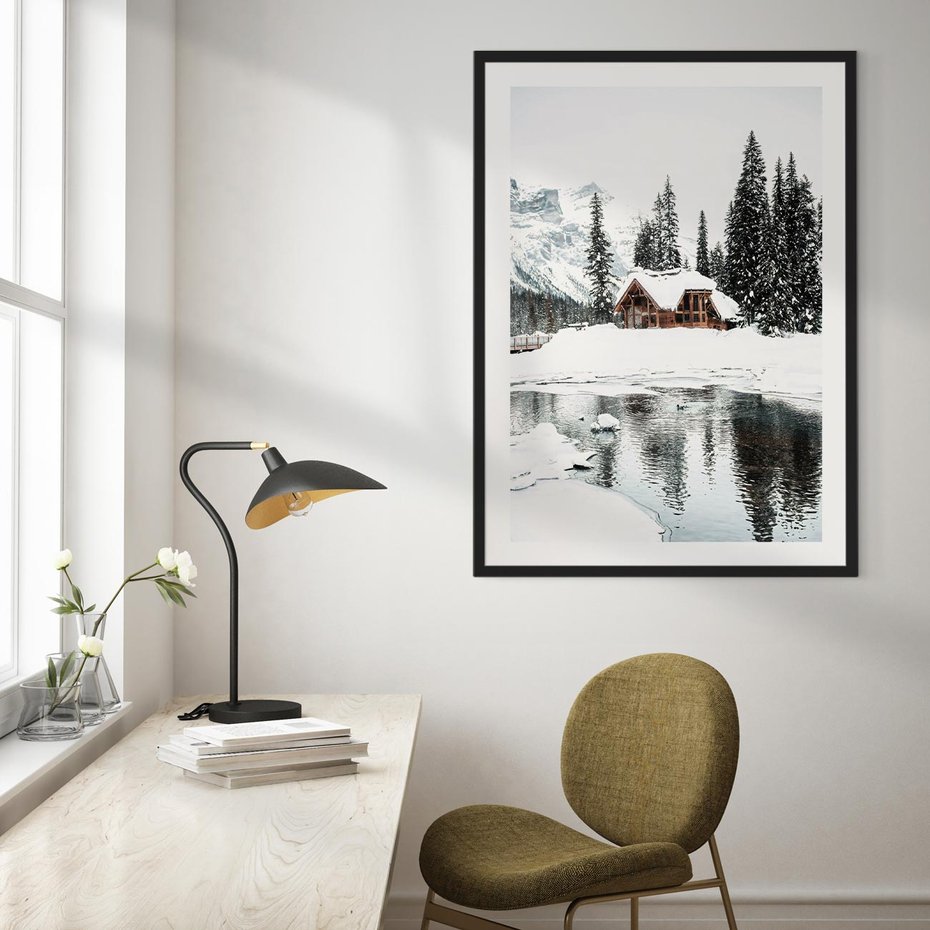 Plakat w ramie 40x50 - Urok Zimowego Krajobrazu - domek w górach, zima - rama czarna