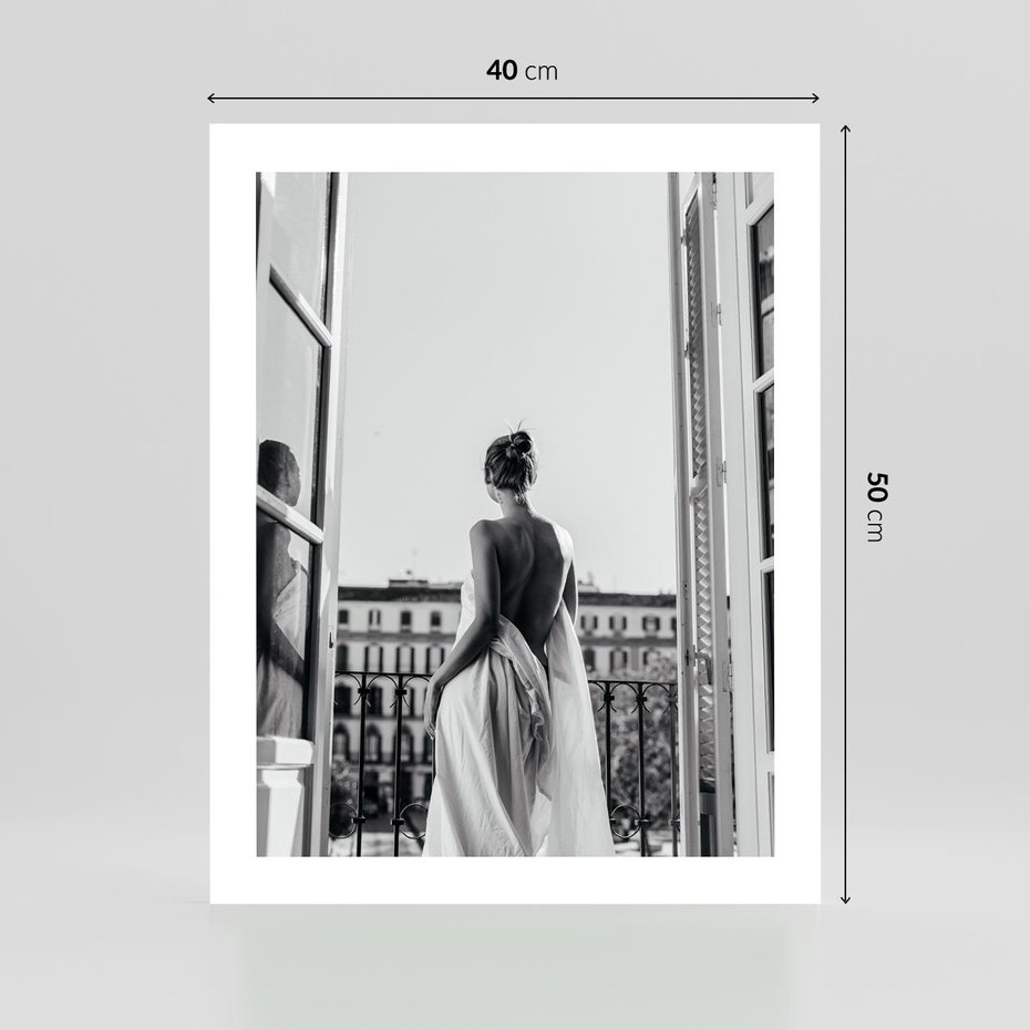 Plakat bez ramy 40x50 - Poranki w Paryżu - czarno białe zdjęcie, kobieta w prześcieradle na balkonie