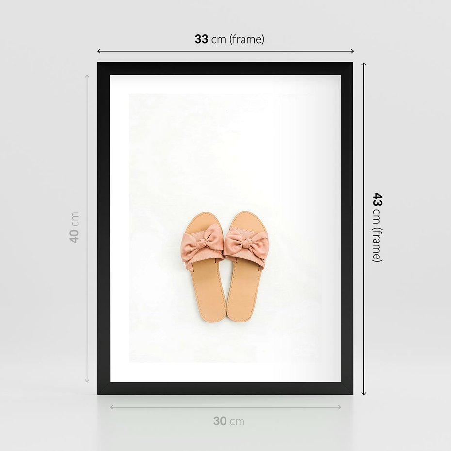 Plakat w ramie 30x40 - Minimalistyczna Moda: Klapki na Białym Tle - klapki, minimalizm - rama czarna