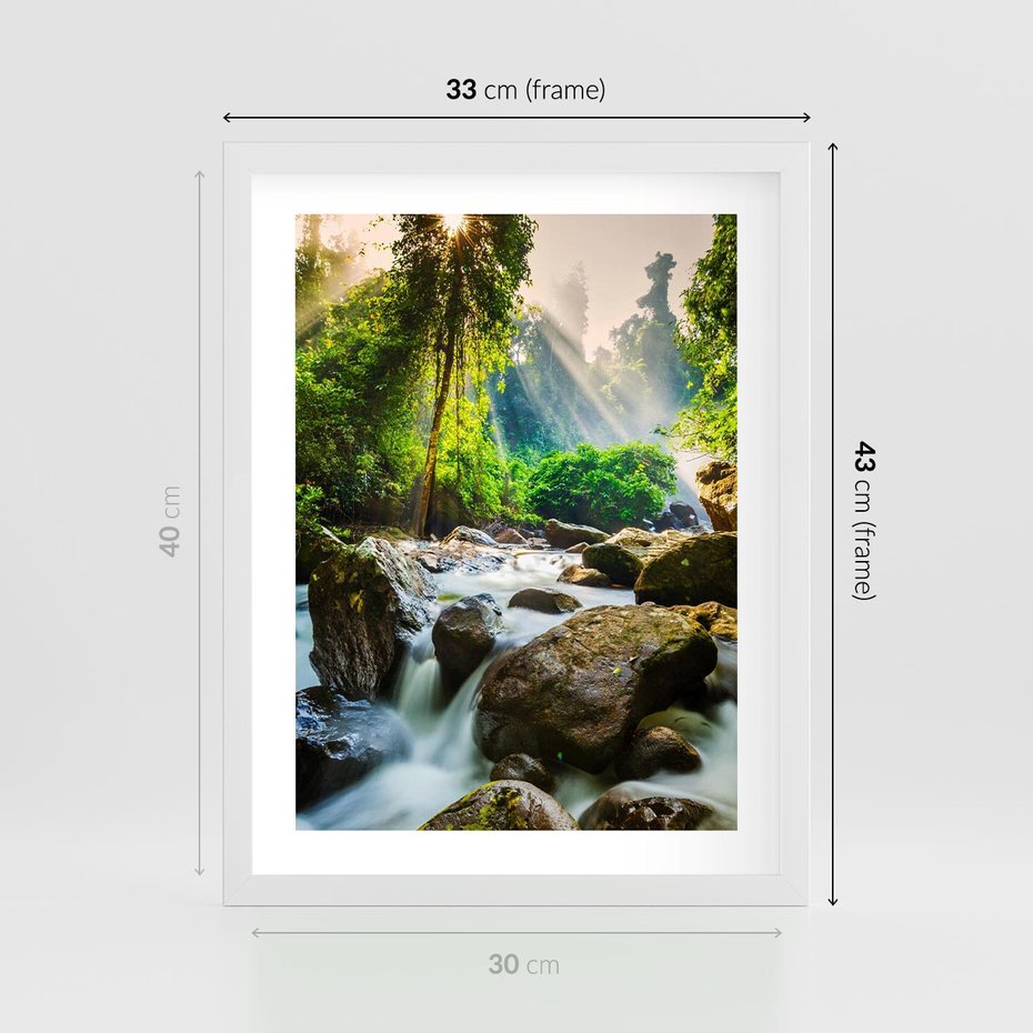 Plakat w ramie 30x40 - Idylliczny strumyk w urokliwym lesie - strumyk, las - rama biała